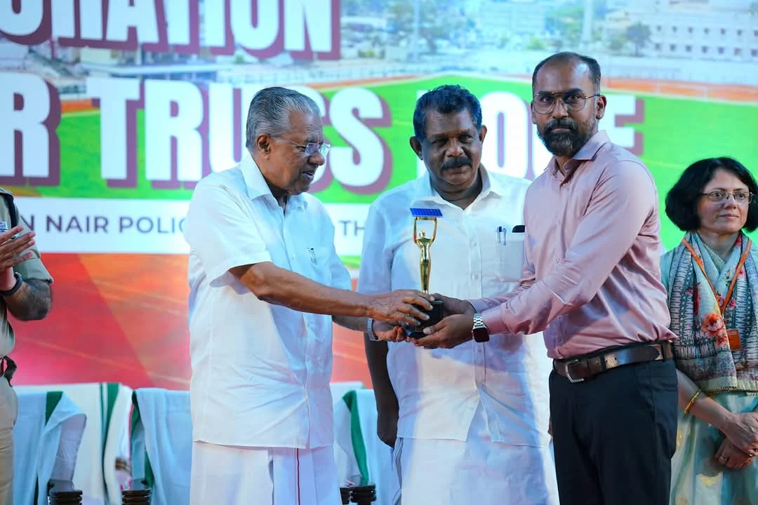 Hon'ble Chief Minister of Kerala honoring EVOSYS for the stadium solar project